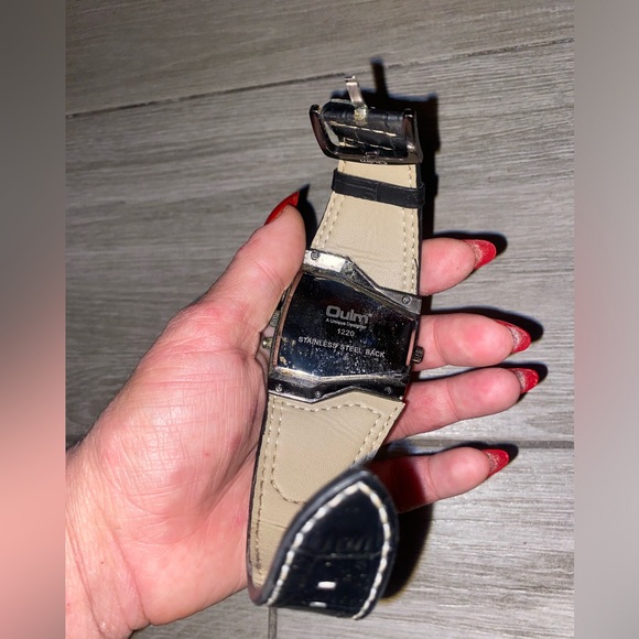 OULM Steampunk Watch – White & Black Dial – Irregular Quartz Design - Picture 5 of 5